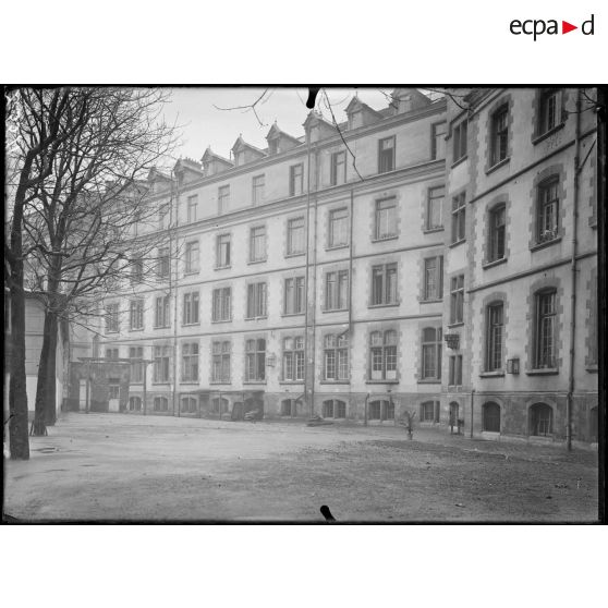 Paris. Hôpital du Panthéon. La cour intérieure. [légende d'origine]