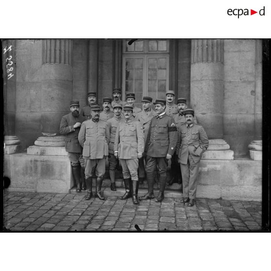 Paris. Ecole de Guerre. Les officiers du service des renseignements aux familles. [légende d'origine]