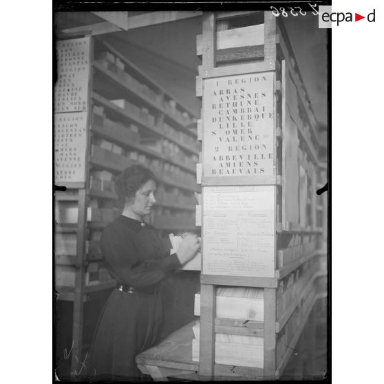 Paris. Ecole de Guerre. Détail d'un fichier. [légende d'origine]