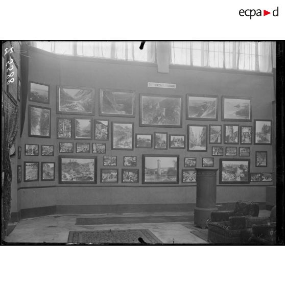 Paris. Salle du Jeu de Paume. Exposition de la Section photographique. 1re salle française, 1er panneau. [légende d'origine]