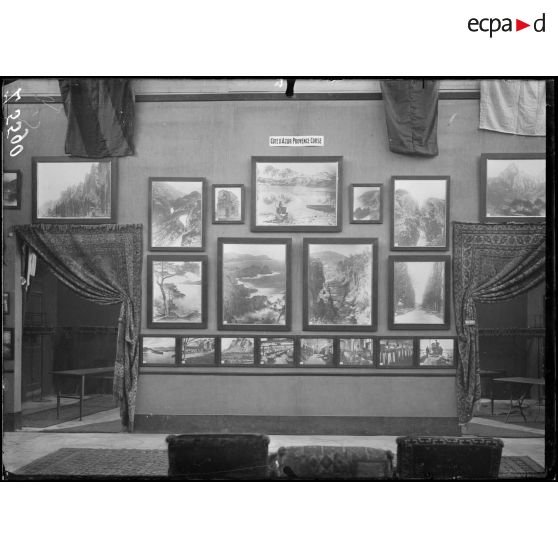 Paris. Salle du Jeu de Paume. Exposition de la Section photographique. 1re salle française, panneau « Côte d'Azur, Provence, Corse ». [légende d'origine]