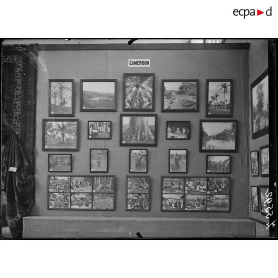 Paris. Salle du Jeu de Paume. Exposition de la Section photographique. 1re salle française, panneau « Cameroun ». [légende d'origine]