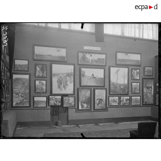 Paris. Salle du Jeu de Paume. Exposition de la Section photographique. 2e salle française, « De l'Artois à la Champagne ». [légende d'origine]