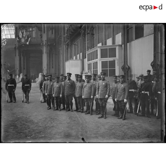 Paris, Grand Palais. Remise d'un sabre d'honneur offert par le Japon à la ville de Verdun ; la délégation japonaise. [légende d'origine]