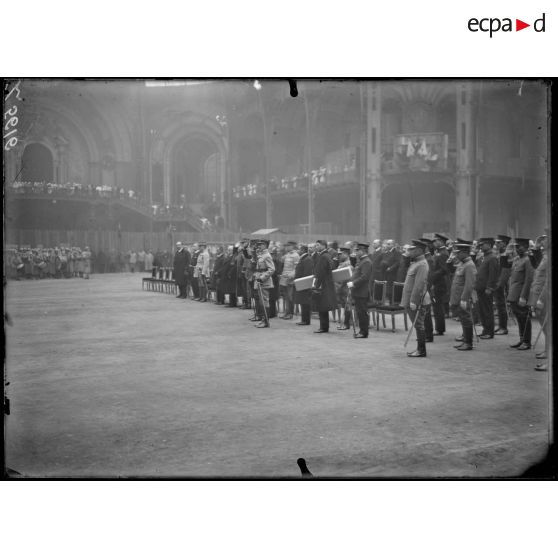 Paris, Grand Palais. Remise d'un sabre d'honneur offert par le Japon à la ville de Verdun. La délégation française. [légende d'origine]