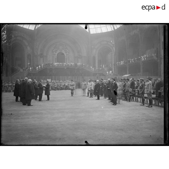 Paris, Grand Palais. Remise d'un sabre d'honneur offert par le Japon à la ville de Verdun. Remise de l'épée au maire de Verdun. [légende d'origine]