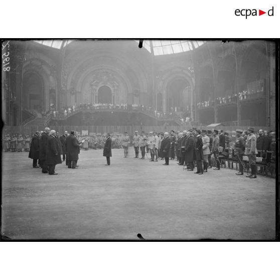 Paris, Grand Palais. Remise d'un sabre d'honneur offert par le Japon à la ville de Verdun. Allocution du maire de Verdun. [légende d'origine]