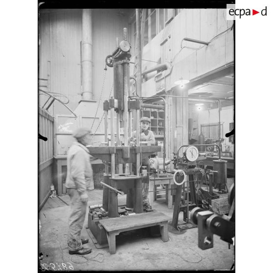 Issy-les-Moulineaux. Ateliers Voisin. Machine pour l'essai des métaux. [légende d'origine]