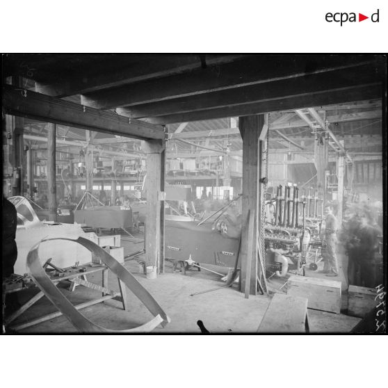 Issy-les-Moulineaux. Ateliers Voisin. Montage des appareils. [légende d'origine]