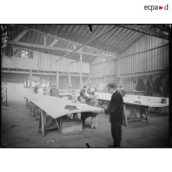 Issy-les-Moulineaux. Ateliers Voisin. Montage des ailes d'avions. [légende d'origine]