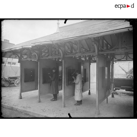 Billancourt (Seine). Usine Salmson. Les appareils de contrôle du personnel : fiches portant les heures d'entrée et de sortie. [légende d'origine]