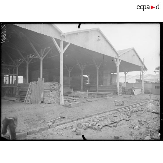 Billancourt (Seine). Usine Salmson. Réserves de bois d'aviation. [légende d'origine]