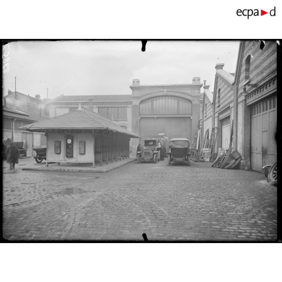 Billancourt (Seine). Usine Salmson. Cour de l'usine principale. [légende d'origine]