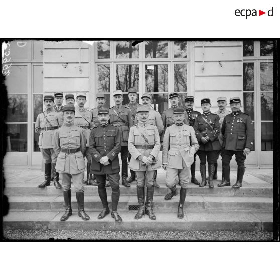 Versailles. Trianon Palace, où siège le Conseil de guerre interalliés. Le général Weygand et les officiers de la section française. [légende d'origine]