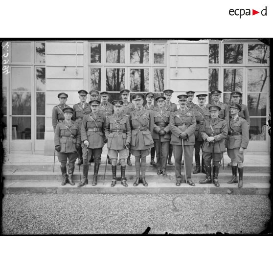 Versailles. Trianon Palace. Conseil supérieur de guerre interalliés. Le général Wilson et les officiers de la section britannique. [légende d'origine]