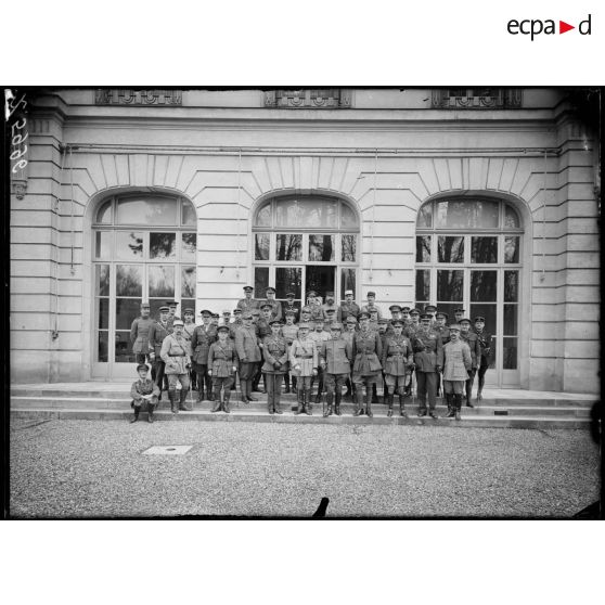 Versailles. Trianon Palace. Conseil supérieur de guerre interalliés. Les généraux Wilson, Cadorna, Weygand et leurs officiers d’état-major. [légende d'origine]