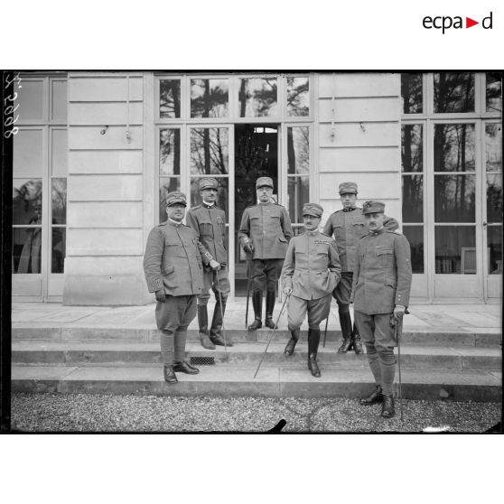 Versailles. Trianon Palace. Conseil supérieur de guerre interalliés. Le général Cadorna et les officiers de la section italienne. [légende d'origine]