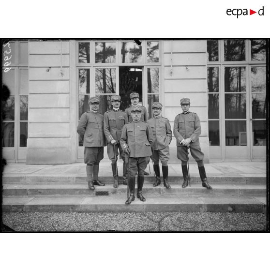 Versailles. Trianon Palace. Conseil supérieur de guerre interalliés. Le général Cadorna et les officiers de la section italienne. [légende d'origine]