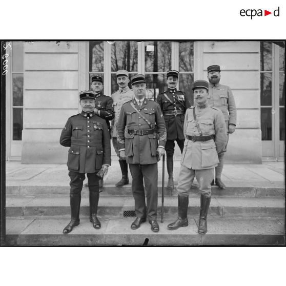 Versailles. Trianon Palace. Conseil supérieur de guerre interalliés. Le commandant Marsollet et les officiers du QG. [légende d'origine]