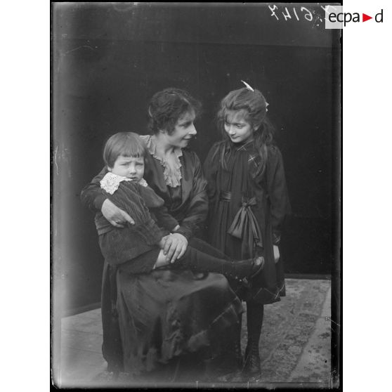 [Une femme et deux enfants.]