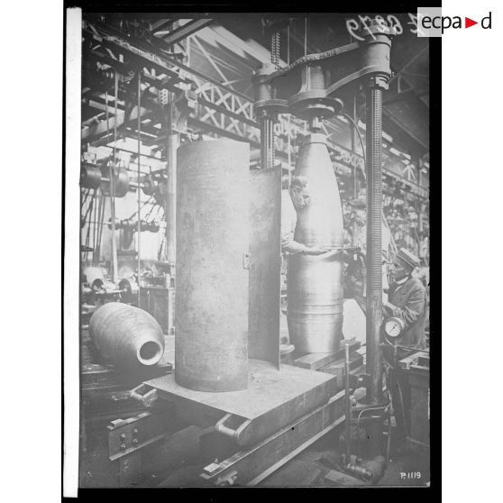 Le Creusot. Etablissements Schneider. Essais à la pression hydraulique de 750 kg des obus de 520 mm. [légende d'origine]