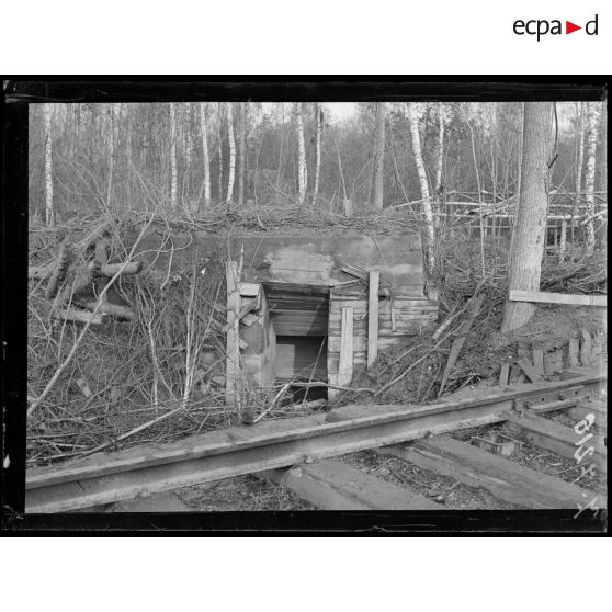 Crépy-en-Laonnois (Aisne). Abri bétonné à proximité de la pièce. [légende d'origine]