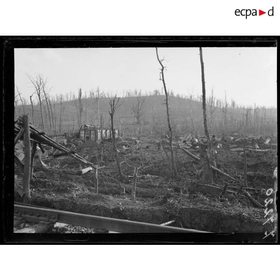 Bois de Saint-Gobain (Aisne). Abri et munitions. [légende d'origine]