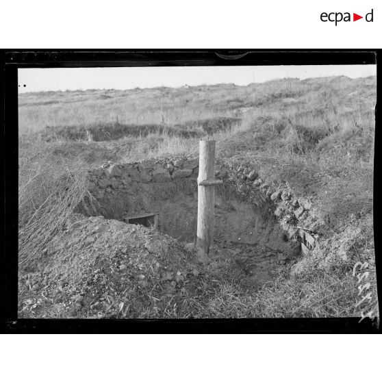 Bois de Saint-Gobain (Aisne). Entrée d'un abri. [légende d'origine]