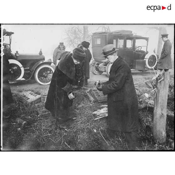 Reims. Marne. Miss Stevenson, secrétaire de M. Lloyd George ramasse des souvenirs. [légende d'origine]