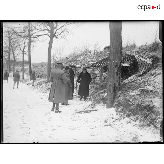 Montdidier (Somme). M. Lloyd George et sa suite examinant les lignes devant la ville. [légende d'origine]