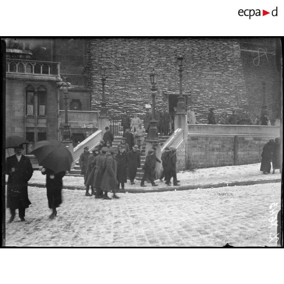 Amiens. Somme. M. Lloyd George et sa suite visitent la cathédrale. [légende d'origine]