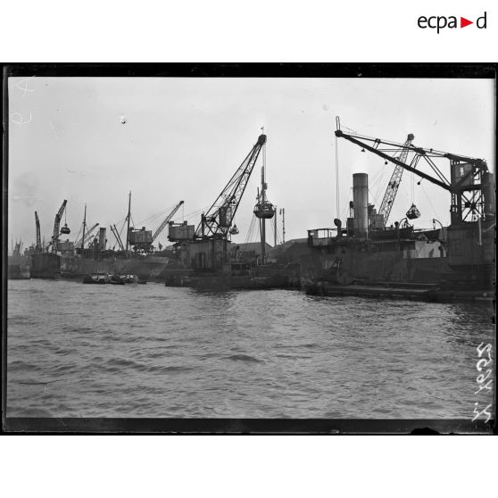 Voyage du Havre à Rouen. Port de Rouen. Les grues. [légende d'origine]