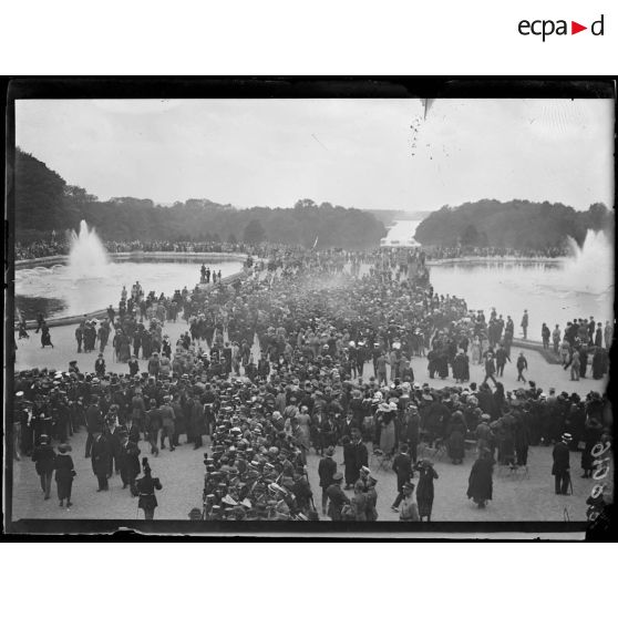 [Versailles. Une vue des jardins du château à l'occasion de la signature du traité de Versailles.]