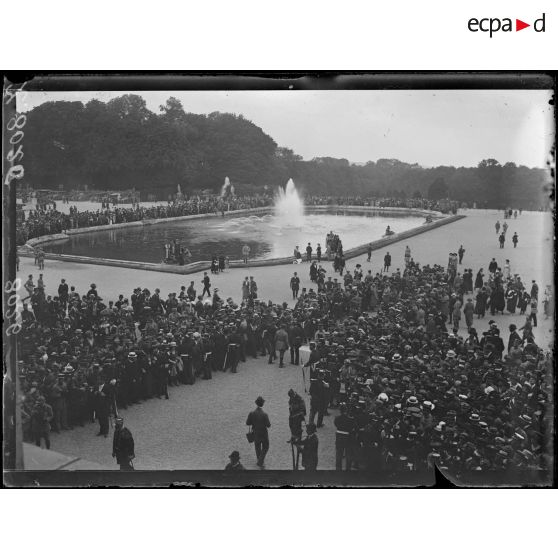 [Versailles. Une vue des jardins du château à l'occasion de la signature du traité de Versailles.]