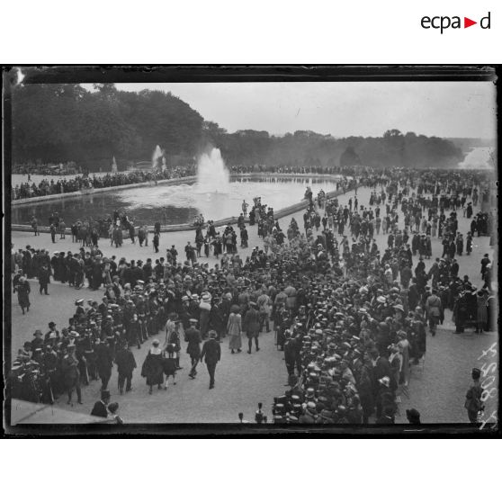 [Versailles. Une vue des jardins du château à l'occasion de la signature du traité de Versailles.]