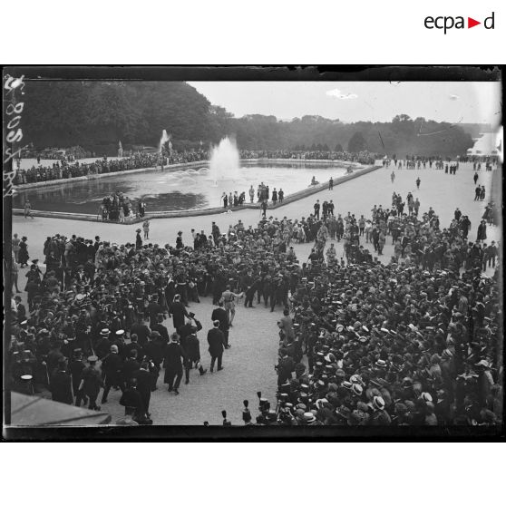 [Versailles. Une vue des jardins du château à l'occasion de la signature du traité de Versailles.]