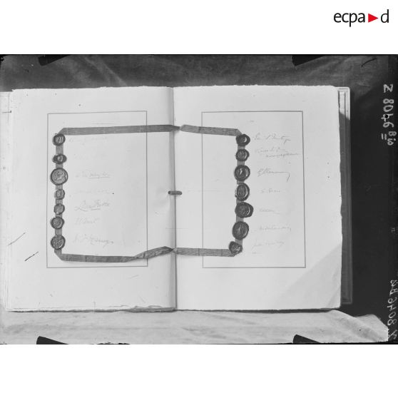 Pages du traité de Paix 1919. [légende d'origine]