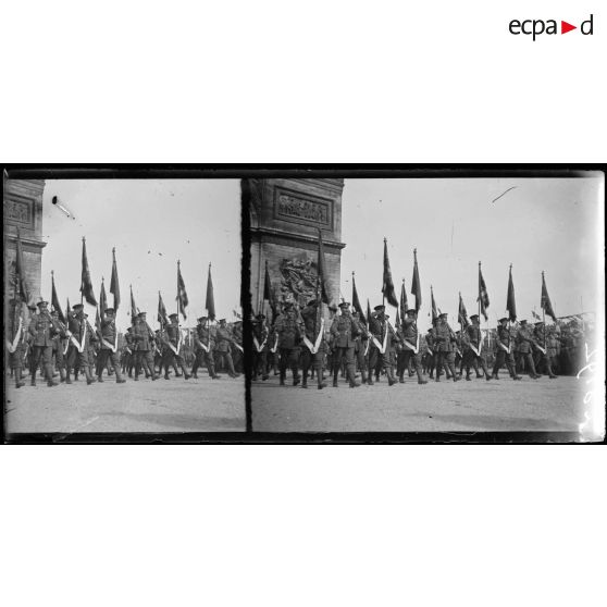 [Fêtes de la Victoire à Paris devant l'arc de Triomphe.]