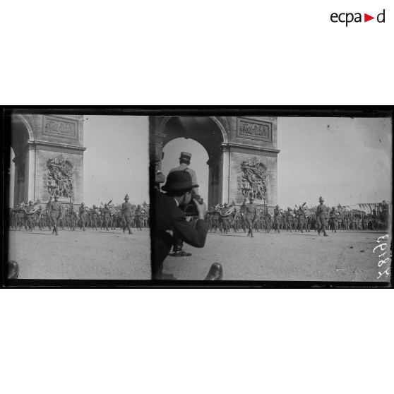 [Fêtes de la Victoire à Paris devant l'arc de Triomphe.]