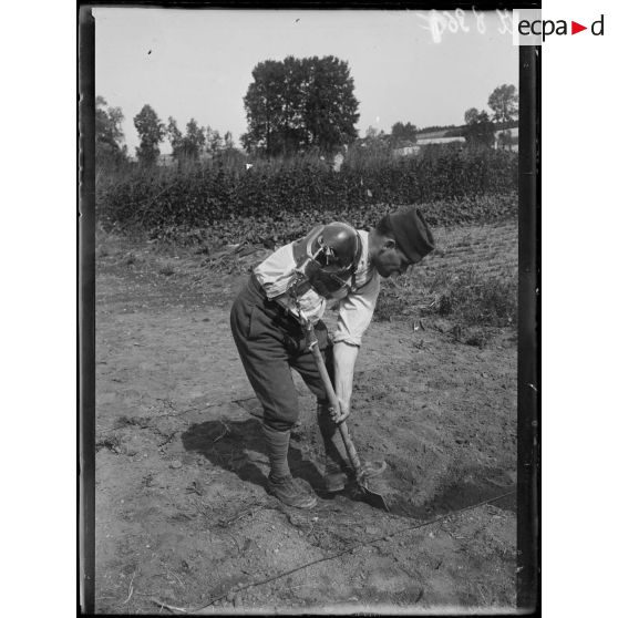 Le travail des mutilés aux champs. [légende d'origine]