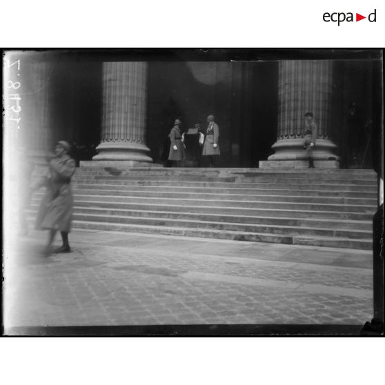 [Paris. Cérémonie des obsèques du soldat inconnu au Panthéon.]