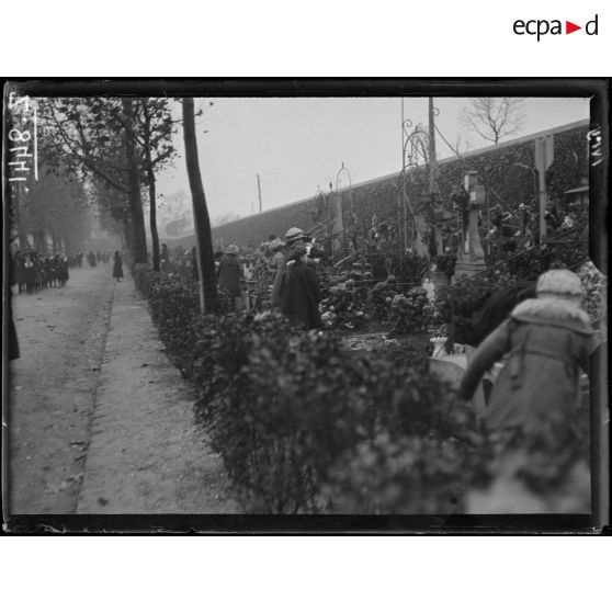 [Des femmes dans un cimetière.]