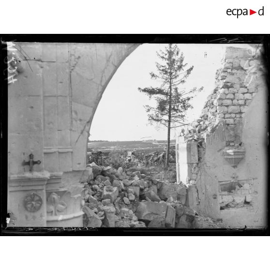 L'église de Berry-au-Bac en ruine. [légende d'origine]