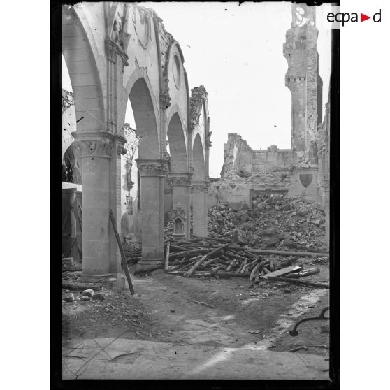 L'église de Berry-au-Bac entièrement dévastée par les bombardements. [légende d'origine]