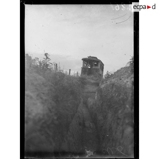 Un autobus abandonné à Berry-au-Bac. [légende d'origine]