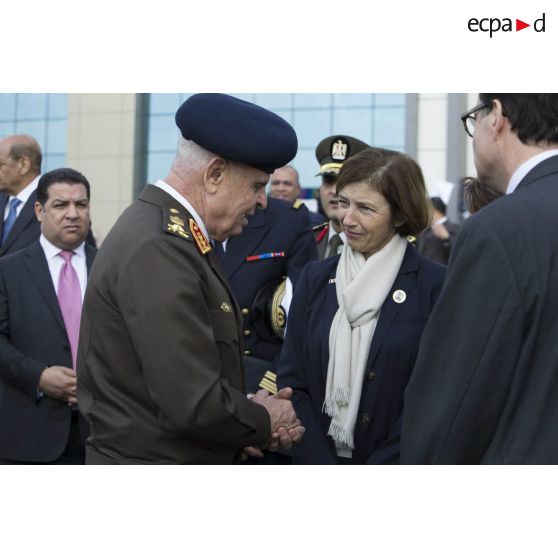 La ministre des Armées est saluée par un lieutenant général égyptien au Caire, en Egypte.