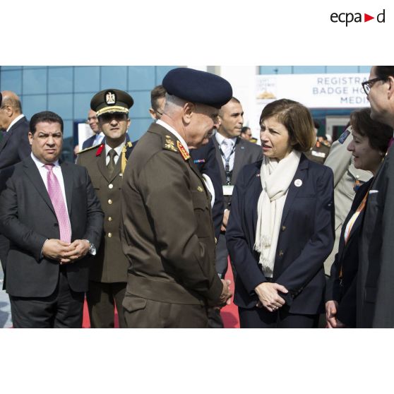 La ministre des Armées est saluée par un lieutenant général égyptien au Caire, en Egypte.