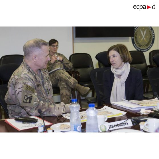 La ministre des Armées s'entretient avec le lieutenant general Paul LaCamera dans les locaux de la combined joint task force (CJTF) à Koweït City.