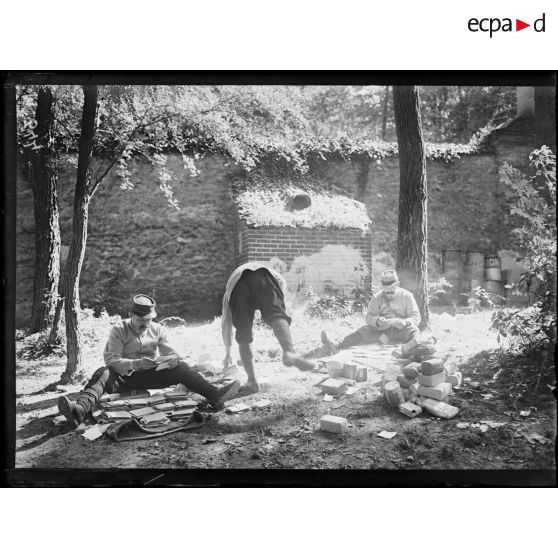 Vaguemestre lisant le courrier dans les ruines du château de Châlons-les-Vergeur. [légende d'origine]