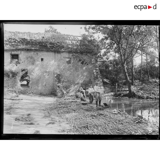 Moulin du Godat, soldat lavant leur linge dans le canal de l'Aisne. [légende d'origine]